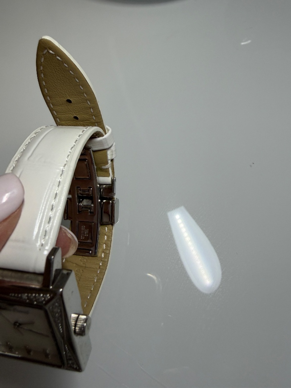 LIKE NEW! Women's Lucien Piccard Mother of Pearl Faced Watch - Picture 5 of 11